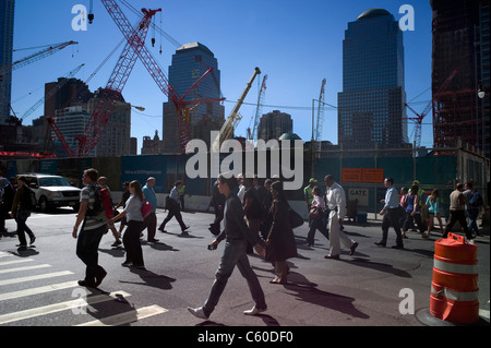 Fußgänger gehen vorbei laufenden Bauarbeiten am Ground Zero World Trade Center Site Mittwoch, 15. September 2010, in New York. Stockfoto