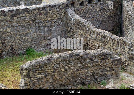 Pompeji-Italien-Ruinen der antiken Stadt nach den Zerstörungen durch den Ausbruch des Vulkans Vesuv.  Ruinen und Felswände Stockfoto