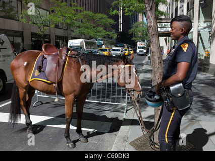 New York City Polizistin & Pferd Mittwoch, 15. September 2010, in New York. Stockfoto