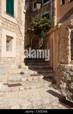 Gasse im alten Dorf Fornalutx, Mallorca, Spanien Stockfoto