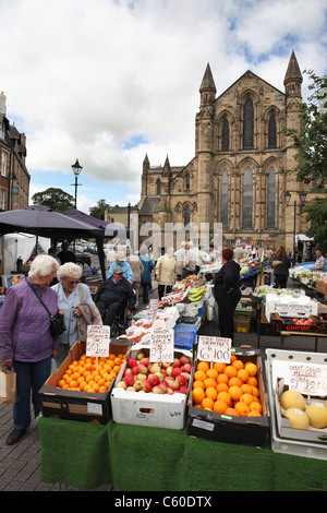 Menschen beim Einkaufen in Hexham zu vermarkten, Northumberland, Nord-Ost-England, UK Stockfoto