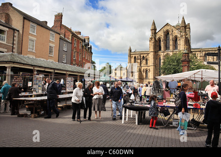 Menschen beim Einkaufen in Hexham zu vermarkten, Northumberland, Nord-Ost-England, UK Stockfoto
