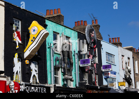 Bunt geschmückten Fassaden über Geschäfte in Camden High Street im Bereich Camden Market, London Stockfoto