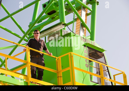 Ein Kranführer auf einen Buben, Lastkahn Bau Walney Offshore-Wind Farm, Cumbria, England. Stockfoto