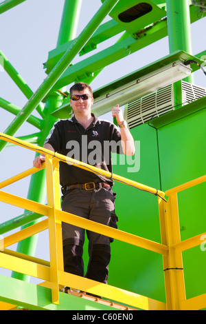 Ein Kranführer auf einen Buben, Lastkahn Bau Walney Offshore-Wind Farm, Cumbria, England. Stockfoto