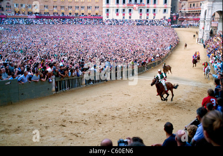 Palio di Siena 2011 (Palio della Madonna di Provenzano am 2. Juli 2011), historische Pferderennen in Siena, Toskana, Italien. Redaktionelle Verwendung. Stockfoto