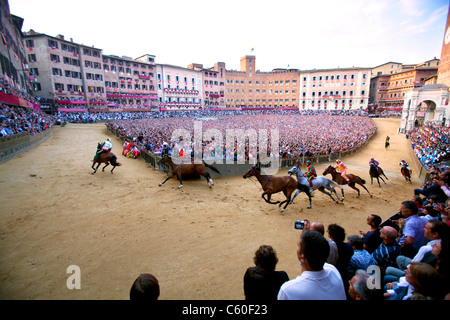 Palio di Siena 2011 (Juli 2) in Piazza del Campo, Siena, Toskana, Italien. Pferderennen mit Pferden Rennen und historische Parade. Nur für redaktionelle Zwecke Stockfoto