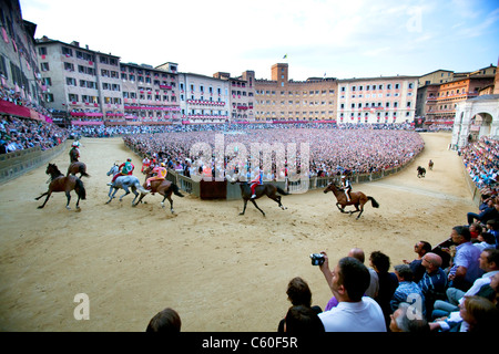 Pferderennen: Palio di Siena 2011 - Palio della Madonna di Provenzano (2. Juli 2011). Nur zur redaktionellen Verwendung. Stockfoto