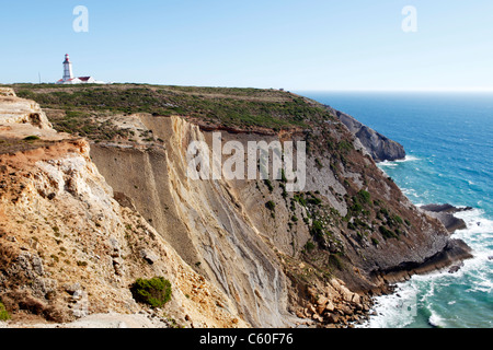 Die Klippen unter dem Leuchtturm am Cape Espichel (Cabo Espichel) in der Nähe von Setubal in Portugal. Stockfoto