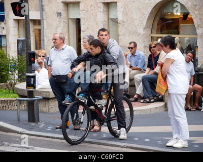 Wie Sie Ihren Freund zu transportieren, wenn Ihr BMX Fahrrad einen Gepäckträger hat. Blois, Frankreich Stockfoto