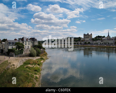 Loire-Flusses in der Nähe von Saumur, mit Ile d'Offard Insel auf der linken Seite und die Stadt selbst, mit dem Schloss auf der rechten Seite. Frankreich