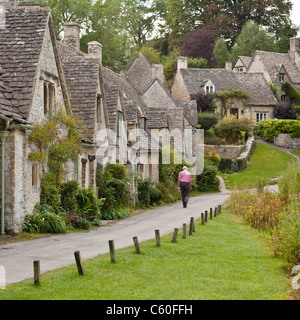 Mann zu Fuß nach Hause in die Cotswold Bibury, eines der schönsten Dörfer in England Stockfoto