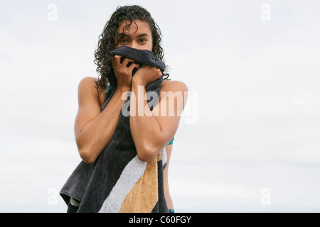 Frau am Strand aus Frottier Stockfoto