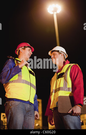 Arbeiter auf der Baustelle im Gespräch Stockfoto