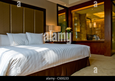 Schlafzimmer ein elegantes 5-Sterne-Hotel Suite Zimmer und angehängten Marbel Bad Stockfoto