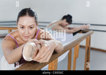 Ballett-Tänzer stretching am barre Stockfoto