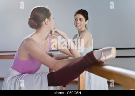 Ballett-Tänzer stretching am barre Stockfoto