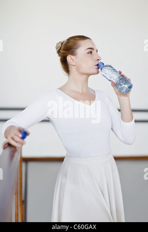 Ballett Tänzerin Trinkwasser im studio Stockfoto