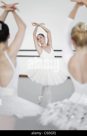 Ballett-Tänzer posiert im studio Stockfoto