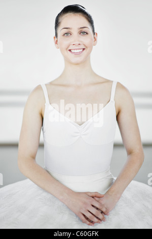 Ballett-Tänzerin, die lächelnd im studio Stockfoto