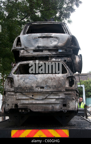 Ellingfort Straße. Entfernen von ausgebrannte Autos von gestern Abend Riot. Stockfoto