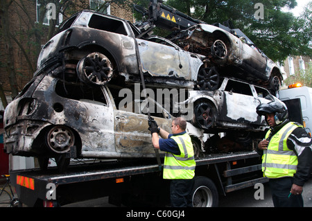 Ellingfort Straße. Entfernen von Autos von gestern Abend Riot - setzen sie auf Transporter ausgebrannt Stockfoto