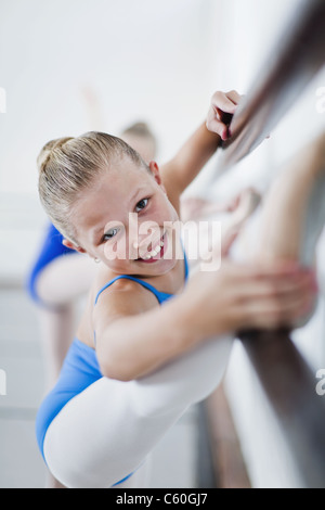 Ballett-Tänzerin stretching am barre Stockfoto
