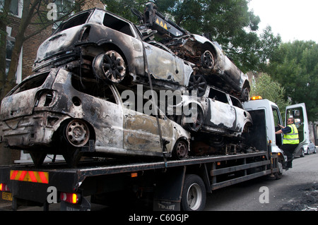 Ellingfort Straße. Entfernen von ausgebrannte Autos von gestern Abend Riot. Stockfoto