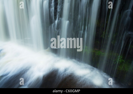 Sgwd Isaf Clun-Gwyn Wasserfall. In der Nähe von Ystradfellte. Brecon Beacons National Park. Powys. Wales. VEREINIGTES KÖNIGREICH. Stockfoto