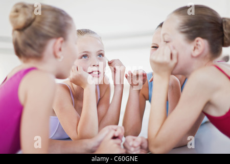 Ballett-Tänzer auf Studioboden sprechen Stockfoto