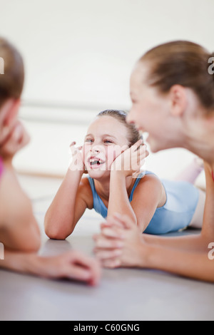 Ballett-Tänzer auf Studioboden sprechen Stockfoto