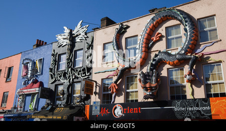 Bunt geschmückten Fassaden über Geschäfte in Camden High Street im Bereich Camden Market, London Stockfoto