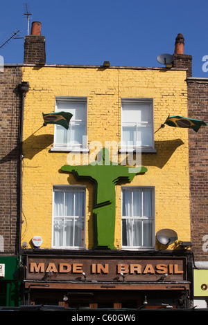 Bunt geschmückten gelbe Fassade eines brasilianischen Restaurants in Inverness Street, Camden Town, London Stockfoto
