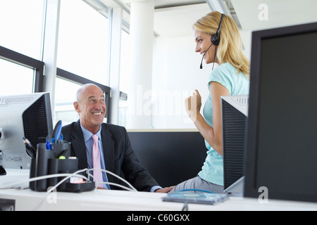 Geschäftsleute im Gespräch im Büro Stockfoto