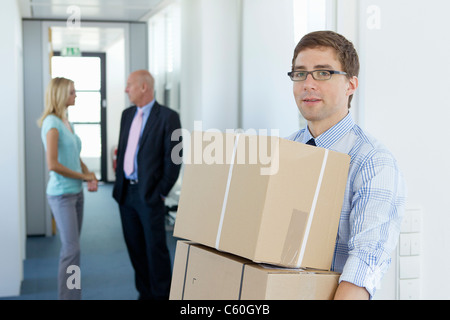 Geschäftsmann, tragen Kartons Stockfoto