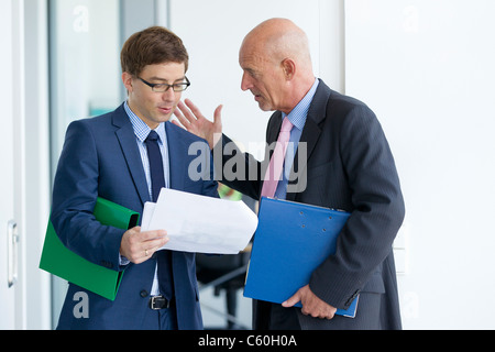 Unternehmer im Gespräch im Büro Stockfoto