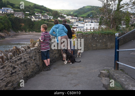 Eine Familie führten ihre Hunde entlang auf ihren Urlaub nach Combe Martin in North Devon. Stockfoto