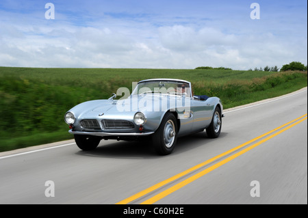 1957 BMW 507 Cabrio fahren auf der Autobahn Stockfoto