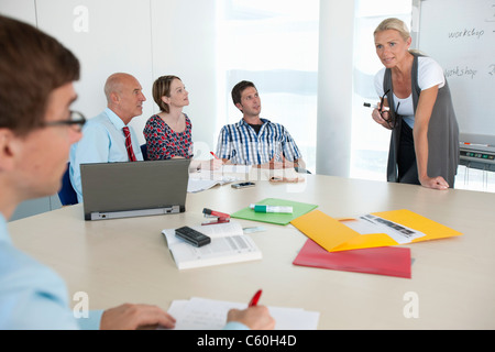 Business-Leute reden in Konferenz Stockfoto