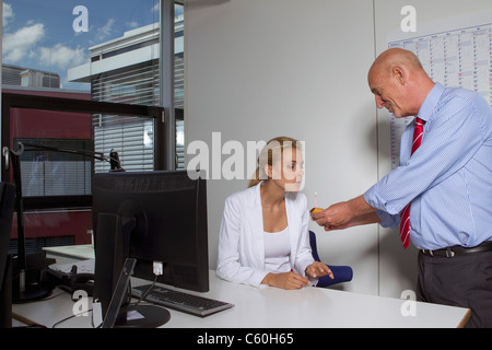 Geschäft Leute feiern Geburtstag Stockfoto