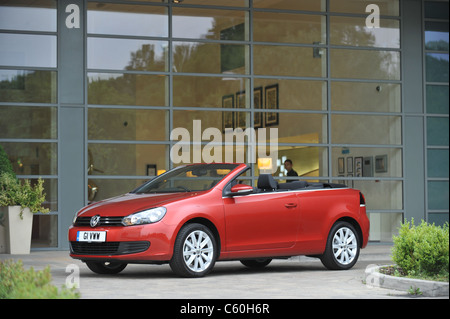 der neue 2011 Volkswagen Golf Cabriolet TDI bluemotion Stockfoto