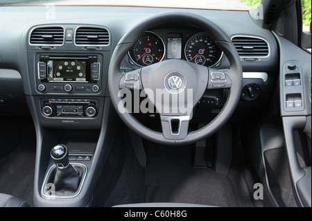 der neue 2011 Volkswagen Golf Cabriolet TDI bluemotion Stockfoto