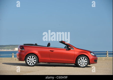 der neue 2011 Volkswagen Golf Cabriolet TDI bluemotion Stockfoto