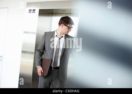 Geschäftsmann, Lift-Taste Stockfoto