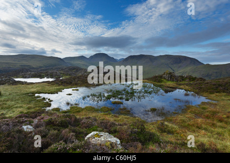 Innominate Tarn auf Heu Stapeln mit großen Giebel (Mitte) und Kirk fiel (rechts) in der Ferne. Lake District. Cumbria. UK Stockfoto