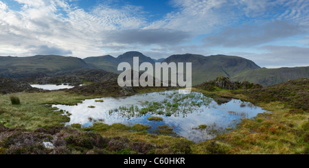 Innominate Tarn auf Heu Stapeln mit großen Giebel (Mitte) und Kirk fiel (rechts) in der Ferne. Lake District. Cumbria. VEREINIGTES KÖNIGREICH. Stockfoto