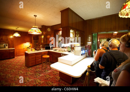 Touristen besuchen Küche in Graceland Mansion Memphis Tennessee usa Stockfoto