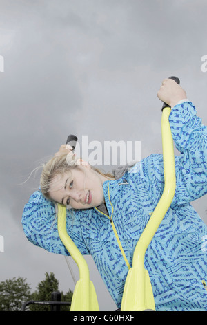 Frau mit Heimtrainer im freien Stockfoto