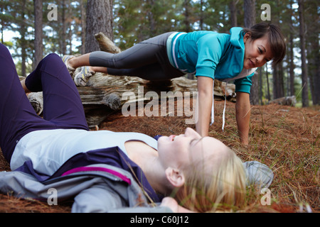 Frauen trainieren gemeinsam im Wald Stockfoto