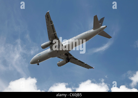 Ein Airbus A320 von Bmi - British Midland im Endanflug Stockfoto